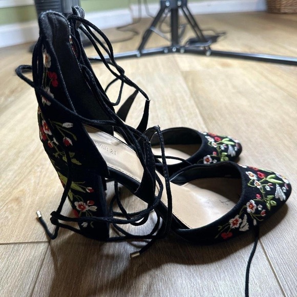 WOMENS FOREVER 21 BLACK FLORAL PRINT STRAP TIE STYLE HIGH HEEL SHOES SIZE 7.5 - Picture 3 of 7